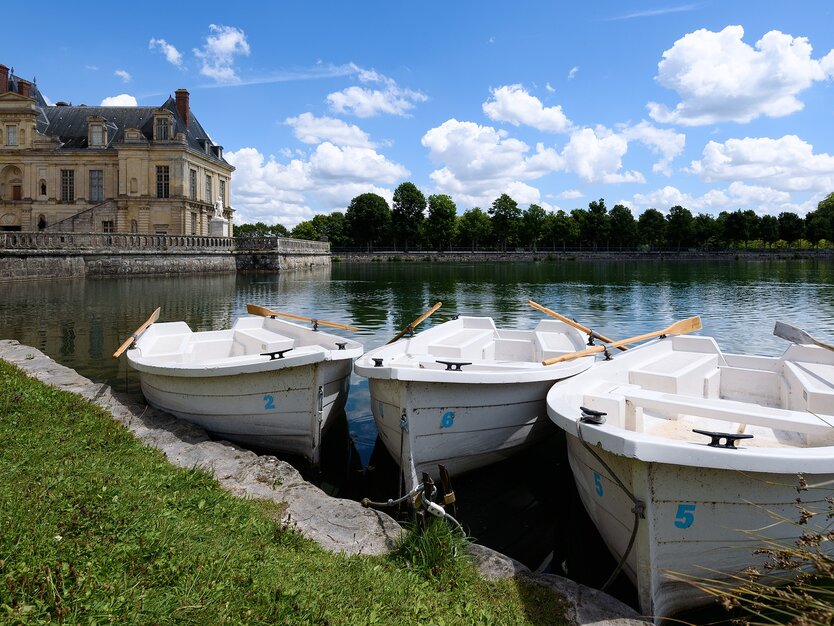 Städtereise Paris, Frankreich, Ausflug Fontainebleau, Residenz, See mit Paddelbooten, Bäume und blauer Himmel im Hintergrund