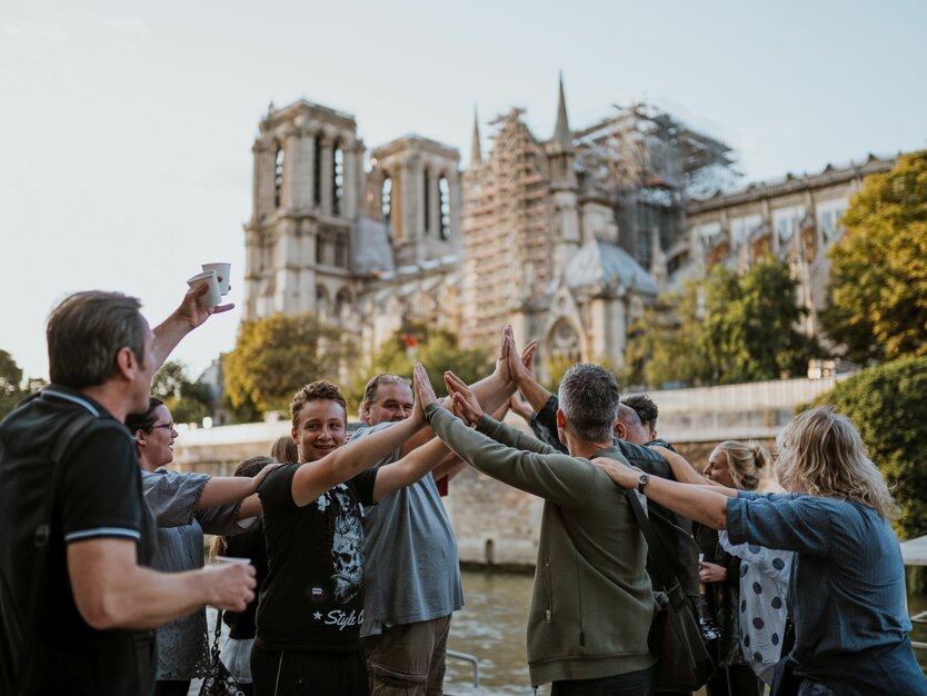 Städtereise Paris, Frankreich, Rundgang Quartier Latin, MANGO Tours Reisegruppe stellt die Konstruktion der Notre Dame dar, gutes Wetter