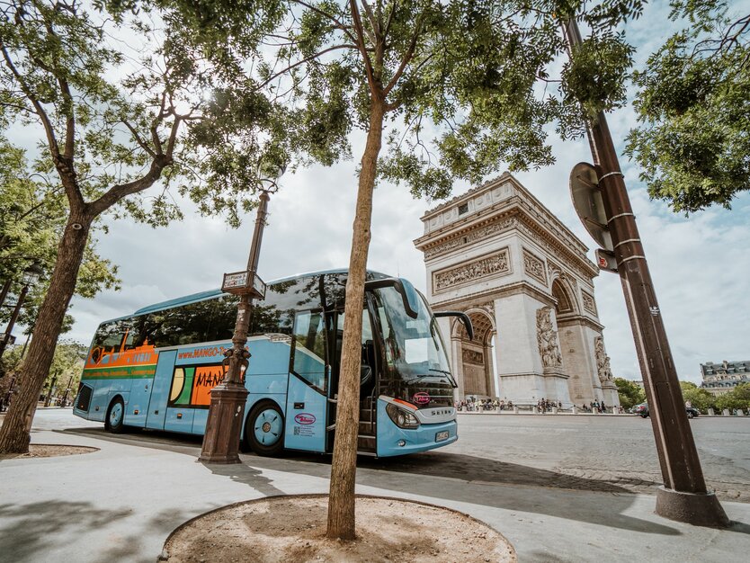 MANGO Tours Bus vor dem Triumphbogen in Paris
