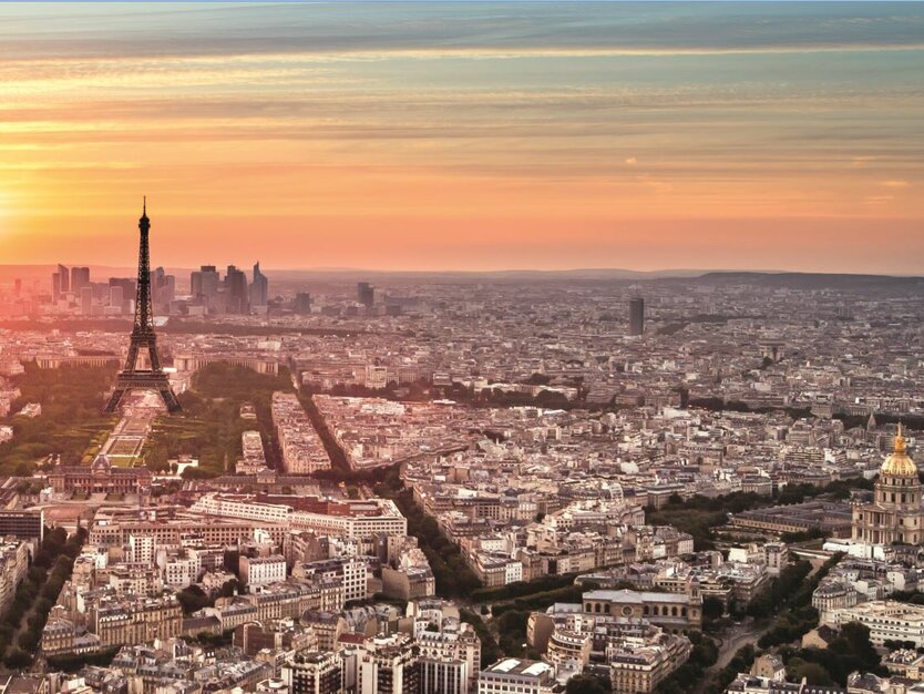 Städtereise Paris, Frankreich, Tour Montparnasse, toller Ausblick vom Turm auf über die Dächer von Paris und den Eiffelturm bei Sonnenuntergang
