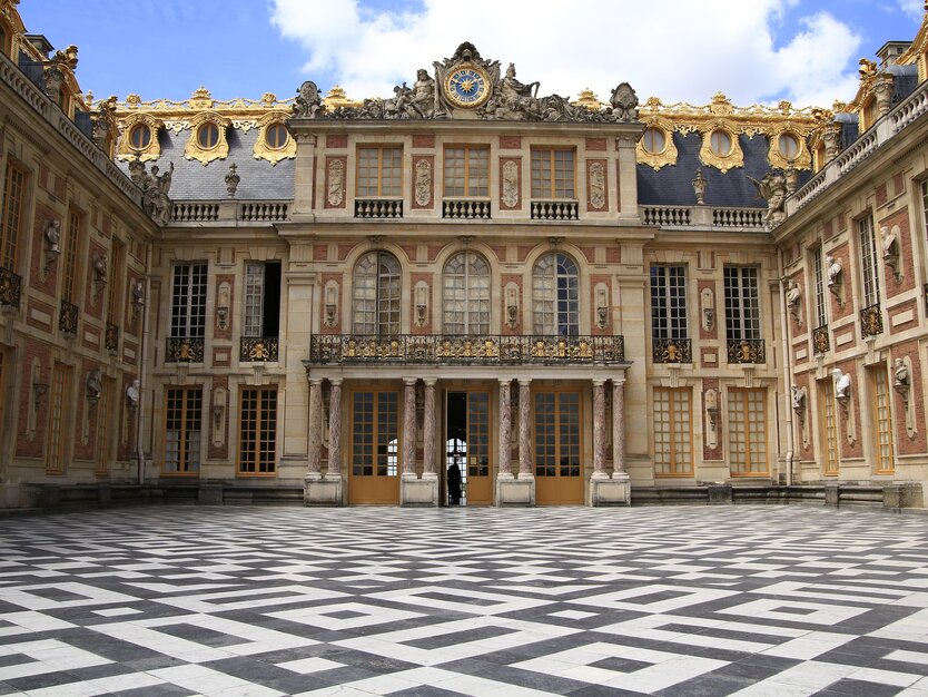Städtereise Paris, Frankreich, Ausflug Schloss Versailles, Eingang Hauptgebäude, Innenhof