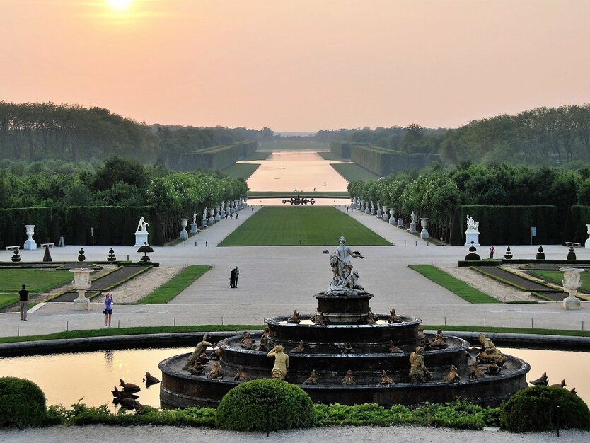 Städtereise Paris, Frankreich, Ausflug Schloss Versailles Ludwig XIV, Schlossgarten mi Wasser und Grünanlagen