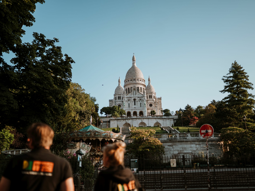Städtereise Paris, Frankreich, Szenerundgang Montmartre, MANGO Tours Reiseleiter blickt auf Sacre Coeur