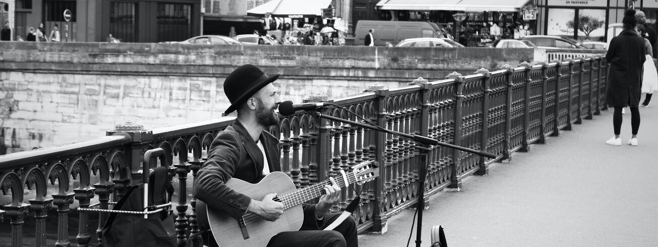 Gitarrist auf Brücke in Paris