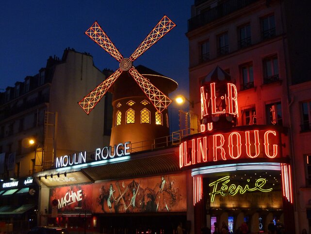 Moulin Rouge Paris nachts beleuchtet 