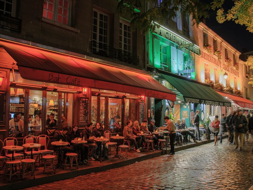 Städtereise Paris, Frankreich, Silvester, beleuchtetes Paris bei Nacht, beleuchtete Restaurants mit Gästen