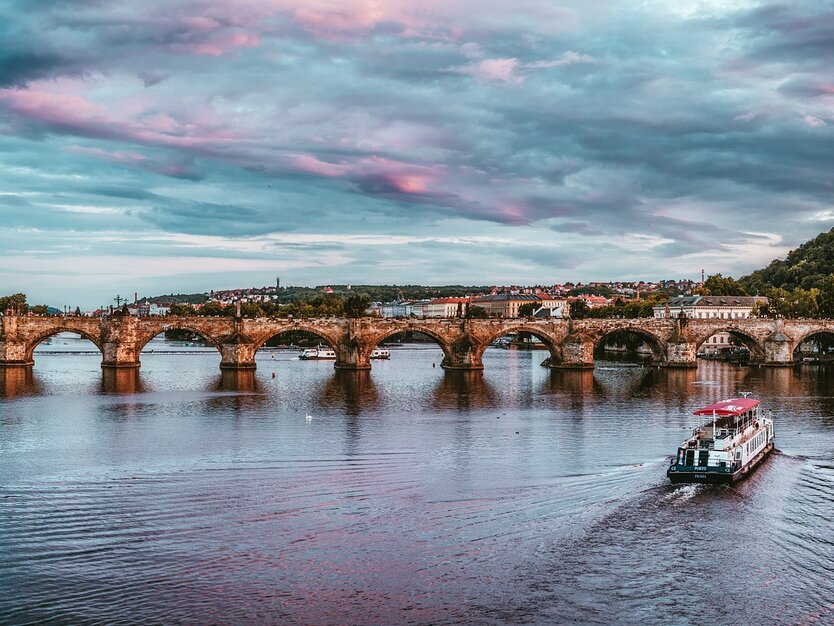 Städtereise Prag, Tschechien, Bootstour, Moldau, Brücke, Gebäude, Boot, schöner Himmel