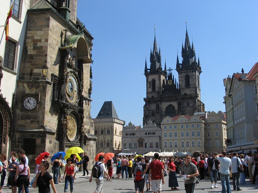 Städtereise Prag, Tschechien, Citytour, Architektur, Prag Altstadt, Teynkirche, Platz mit Touristen, blauer Himmel