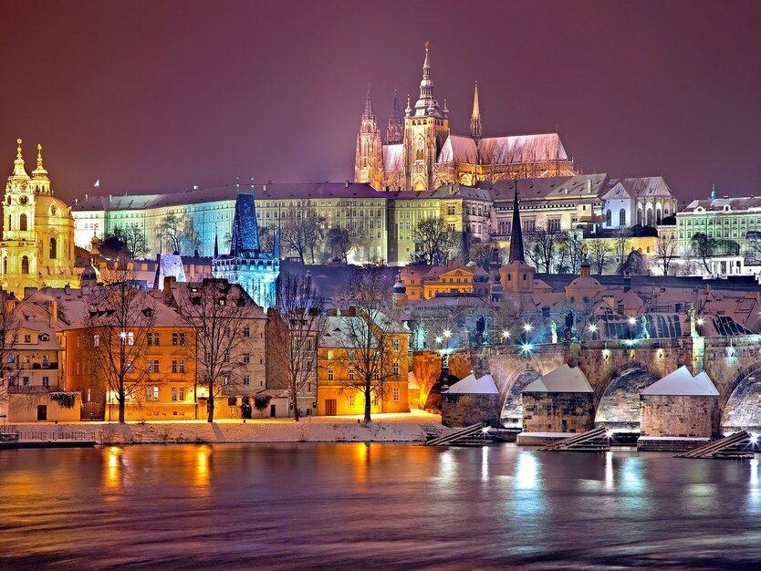 Städtereise Prag, Tschechien, Lichterrundfahrt, bunte Beleuchtung, Prager Burg, Moldau, Schnee, Nacht