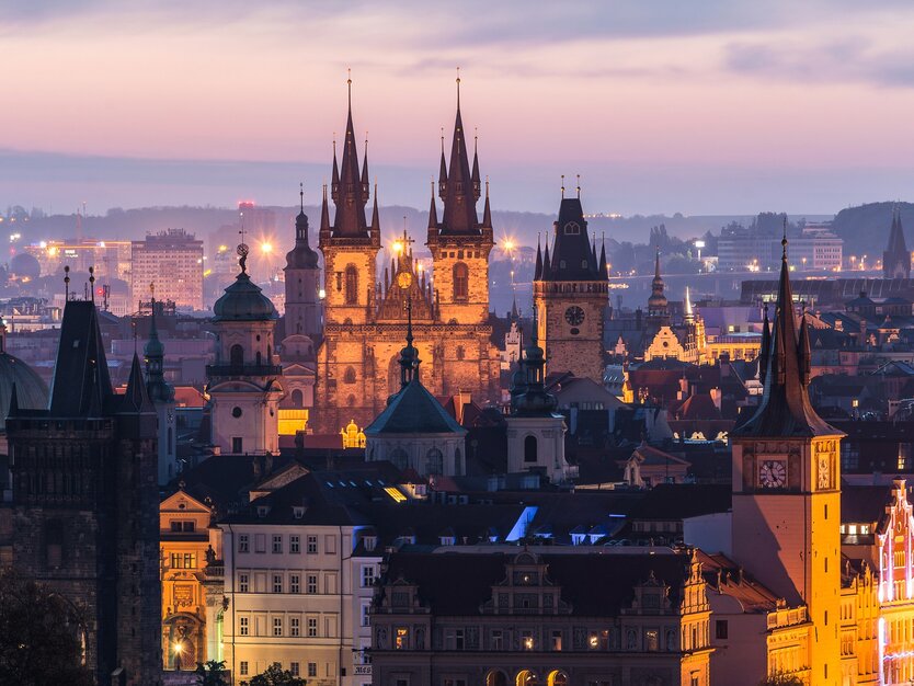 Städtereise Prag, Tschechien, Lichterrundfahrt, Nacht, Turmspitzen und Hausdächer beleuchtet