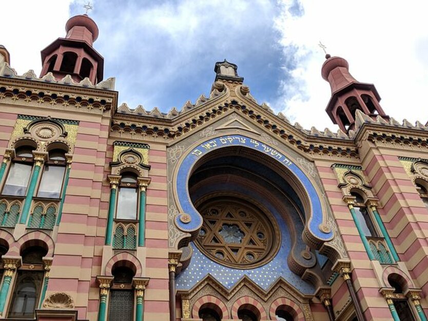 Städtereise Prag, Tschechien, Rundgang jüdisches Viertel, Synagoge, Eingang Blick von unten, blauer Himmel
