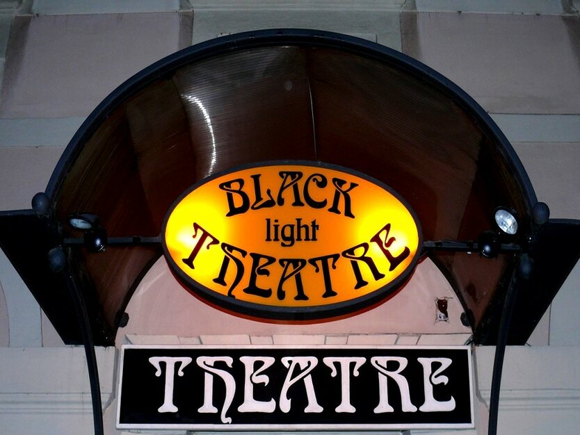 Städtereise Prag, Tschechien, Schwarzlichttheater, Schwarzlichttheater Eingang, Schild mit der Aufschrift Black Light Theatre