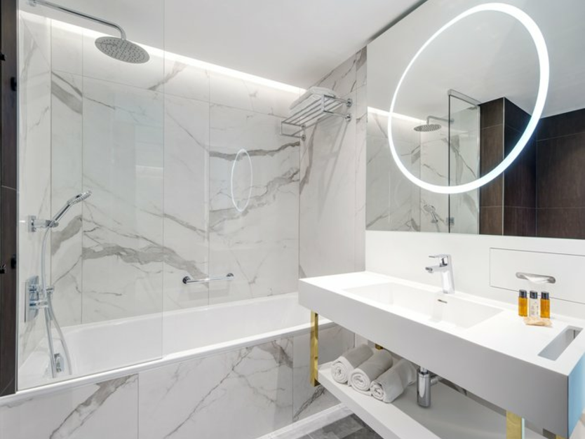 St&auml;dtereise nach Prag im Clarion Congress Hotel Praque Badezimmer mit Badewanne und Dusche in einem
