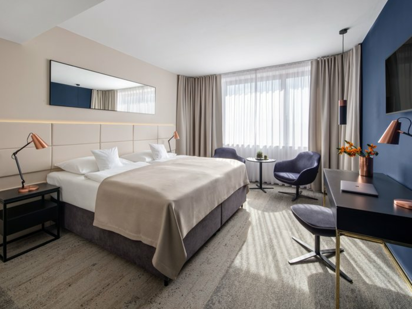 St&auml;dtereise nach Prag im Clarion Congress Hotel Praque Hotelzimmer mit Doppelbett und St&uuml;hlen