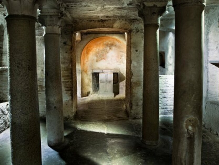Städtereise, Busreise Rom, Italien, Ausflug in die Katakomben, Tempel mit Säulen