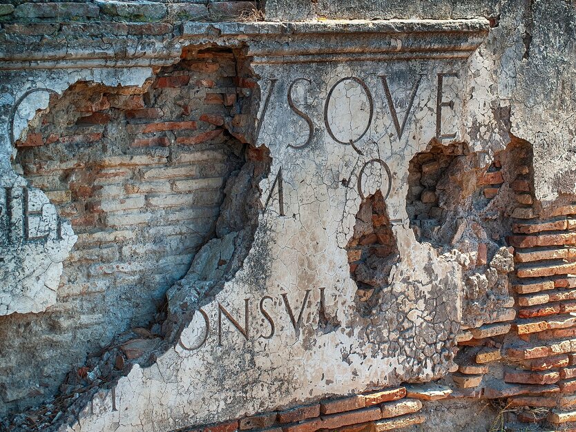 Städtereise, Busreise Rom, Italien, Ausflug Ostia Antica, Ruine einer Tafel mit Schrift, Latein, Stein