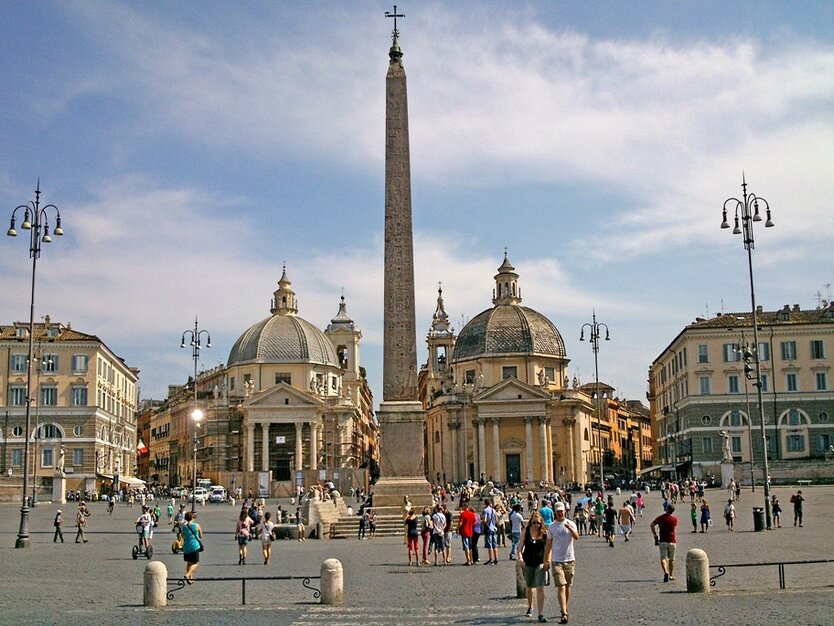 Städtereise, Busreise Rom, Italien, römischer Willkommensabend, Piazza del Popolo, Säule, Gebäude im Hintergrund, Touristen, Platz
