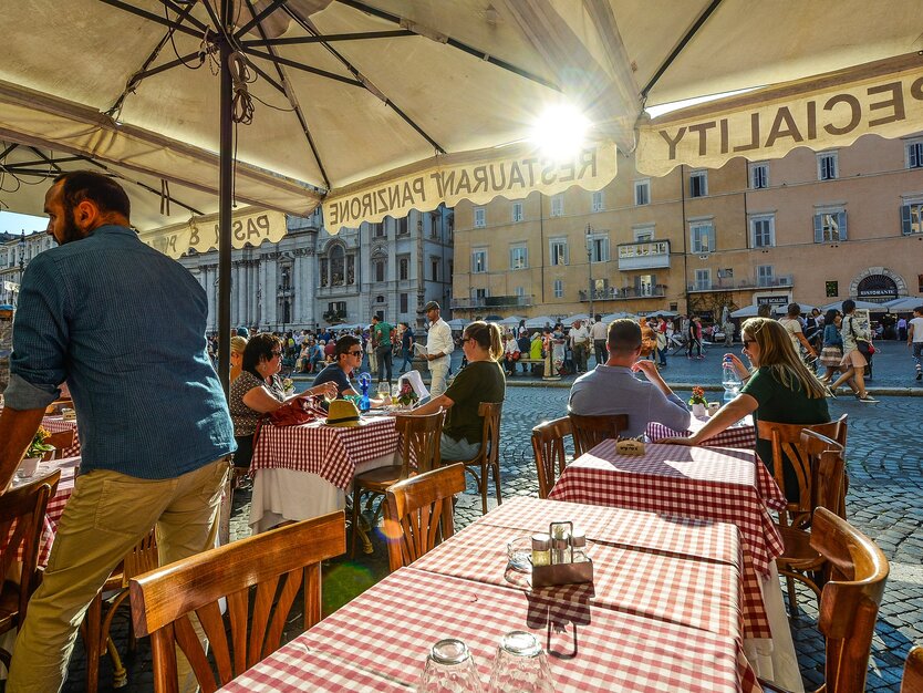 Städtereise, Busreise Rom, Italien, römischer Willkommensabend, Restaurant Außenbereich, Markise, Tische