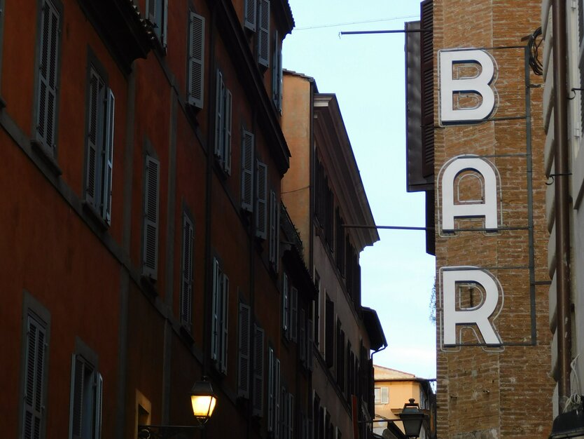 Städtereise, Busreise Rom, Italien, Rundgang Giro di Aperitivio, Gasse mit Häusern und BAR Schild