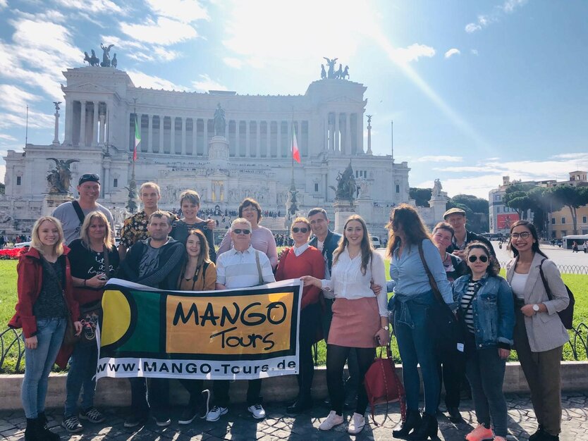 Städtereise, Busreise Rom, Italien, Rundgang Plätze und Paläste, MANGO Tours Reisegruppe Gruppenfoto Nationaldenkmal Vittorio Emanuele II