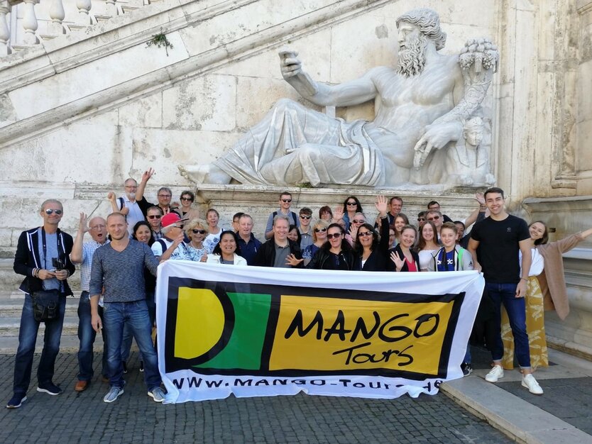 Städtereise, Busreise Rom, Italien, Rundgang Rom der Neuzeit, MANGO Tours Gruppenfoto an einer Treppe