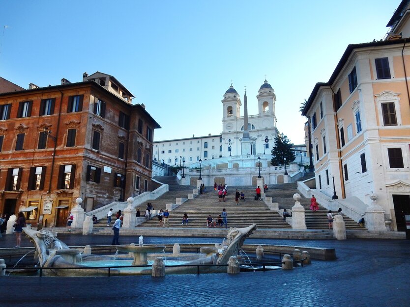 Städtereise, Busreise Rom, Italien, Rundgang Rom der Neuzeit, spanische Treppe, Brunnen mit Delfinen