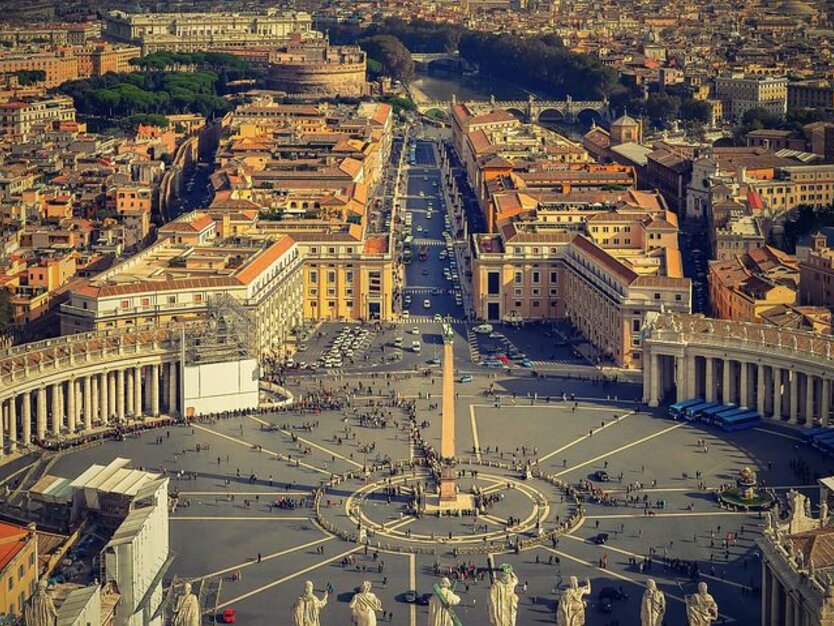 Städtereise, Busreise Rom, Italien, Rundgang Vatikanstadt, Blick vom Petersdom auf den Piazza San Pietro und den Obelisk sowie umliegende Gebäude