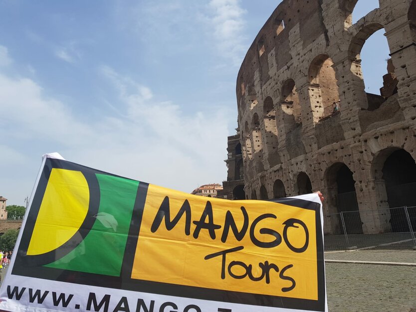 Städtereise, Busreise Rom, Italien, Rundgang antikes Rom, MANGO Tours Flagge vor dem Kolosseum