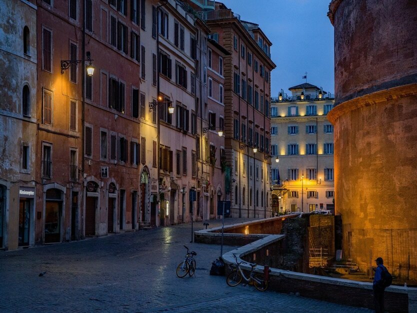 Städtereise, Busreise Rom, Italien, Silvesterdinner, beleuchtete Gasse am Abend