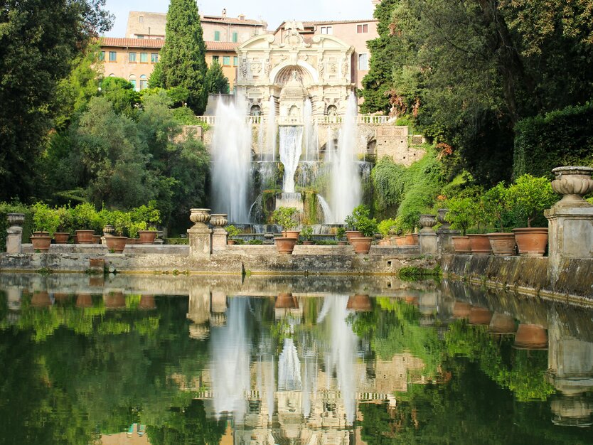 Städtereise, Busreise Rom, Italien, Ausflug Tivoli, Villa, Teich, Fontäne, bäume, Reflektion im Wasser, blauer Himmel