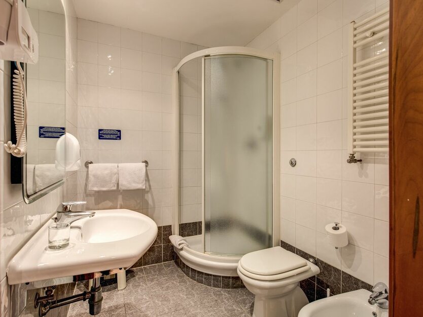 Staedtereise nach Rom in Italien Hotel San Marco Badezimmer mit Dusche