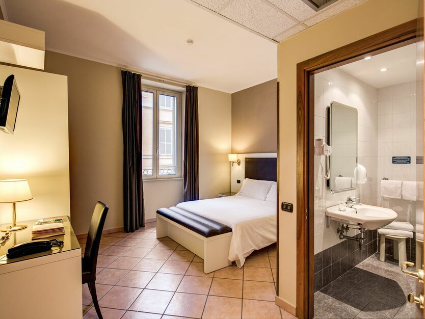 Staedtereise nach Rom in Italien Hotel San Marco Hotelzimmer mit Doppelbett und Badezimmer