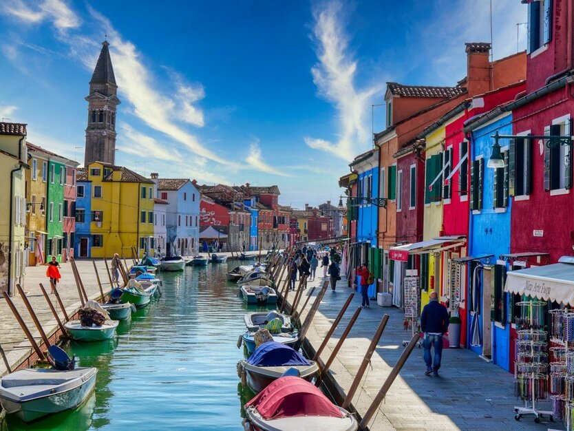 Städtereise Venedig, Italien, Ausflug 3 Insel Rundfahrt, Burano, Kanal mit Booten und bunten Häusern an beiden Seiten, gutes Wetter, blauer Himmel