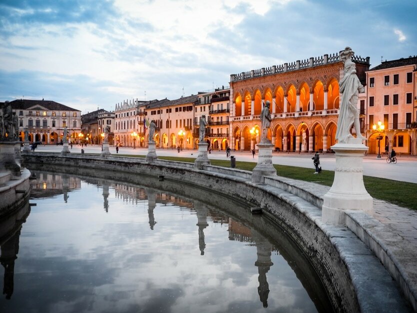 Städtereise Venedig, Italien, Ausflug Padua, Kanal mit Figuren, Gebäude beleuchtet am Abend