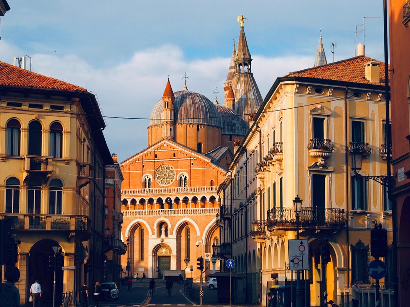 Städtereise Venedig, Italien, Ausflug Padua, Kirche am Abend, Sonneuntergang