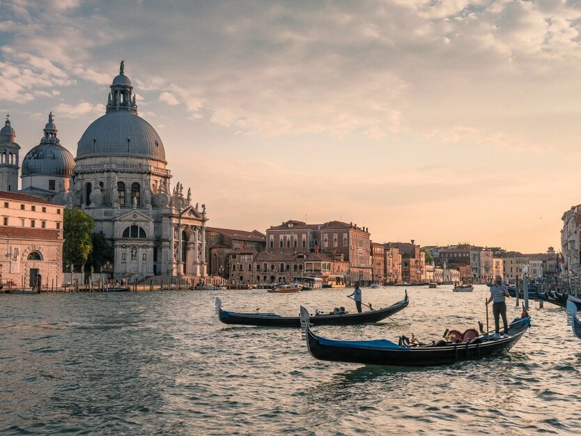 Städtereise Venedig, Italien, Rundum sorglos Paket 2, Kanal mit Gondeln, Markusdom, Sonnenuntergang