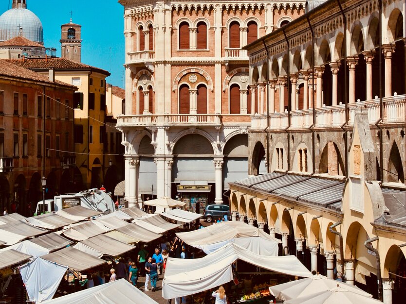 Städtereise Venedig, Italien, Ausflug Verona, Piazza delle Erbe, Markt, Sonnenschein, blauer Himmel