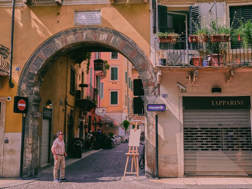 Städtereise Venedig, Italien, Ausflug Verona, Mann auf der Straße unter einem Bogen