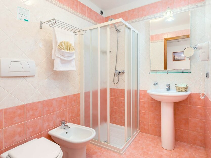 St&auml;dtereise Venedig, Italien, Hotel Palladio, Badezimmer mit Waschbecken, Dusche WC und Bidet